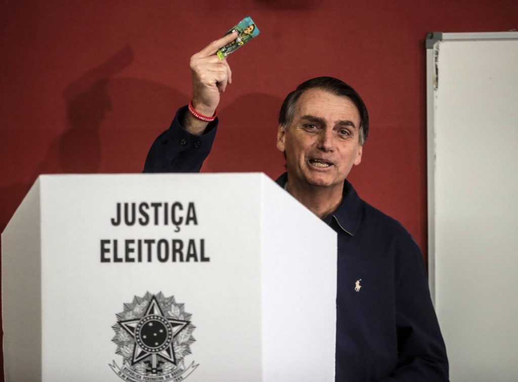 Въпреки безконечното си лечение Болсонаро все пак се разходи до урната, за да гласува на 7 октомври, и да демонстрира самочувствие на победител. Снимка: EFE