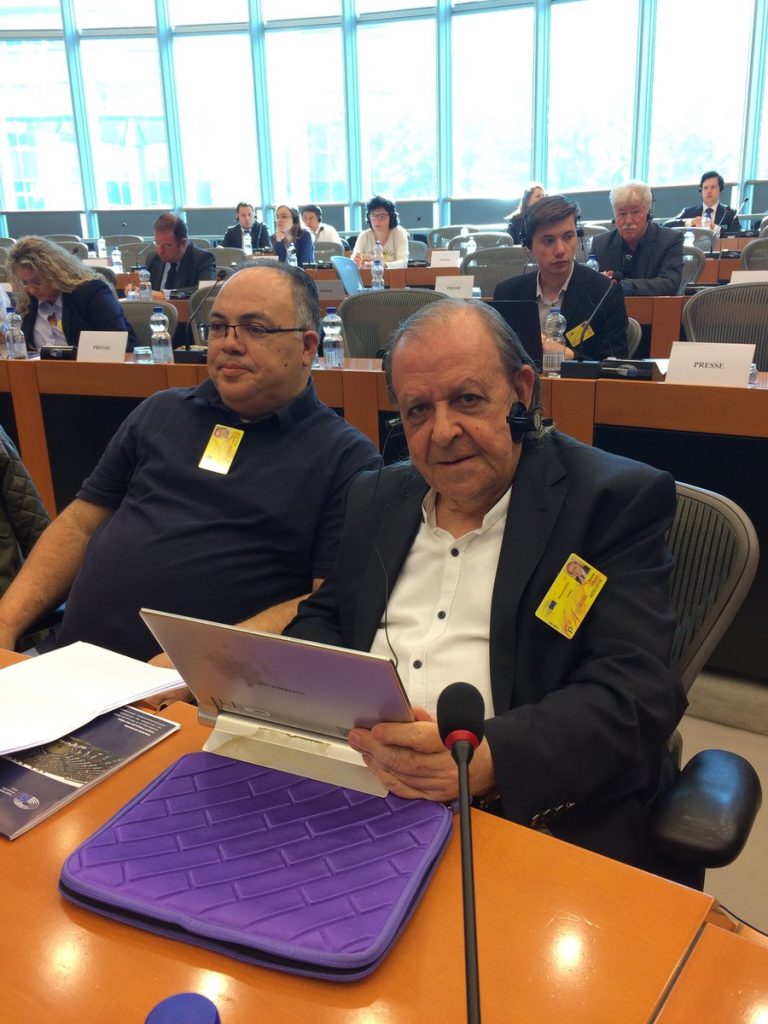 Шенер Левент заедно с колеги кипърски турски и кипърски гръцки журналисти в Европейския парламент в Брюксел по време на отбелязването на Световния ден на свободата на печата–3 май 2018 г. Снимка: архив на авторката
