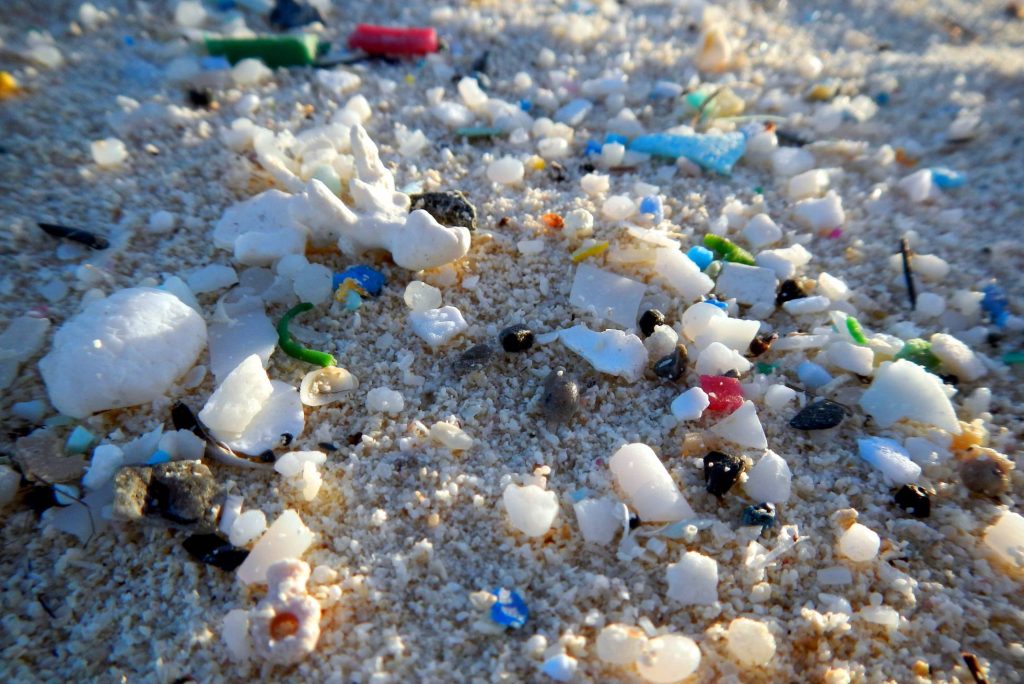 Из плажовете по света пясъка вече е смесен с много пластмасови частици. Снимка: El Pais