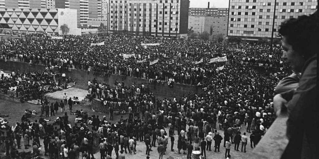 Поглед от един от балконите към събиращото се множество на "Тлателолко" още преди ачалото на митинга на 2 октомри 1968 г. Снимка: Archivo UNAM