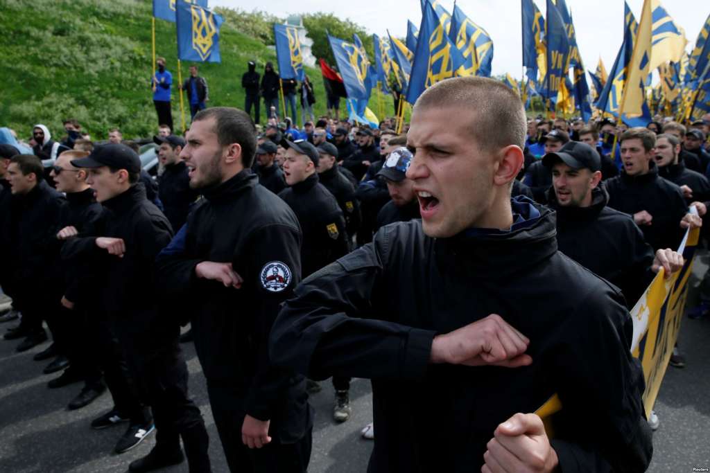 Членове на "Азов" в една от честите си демонстрации по улиците. Снимка: Ройтерс