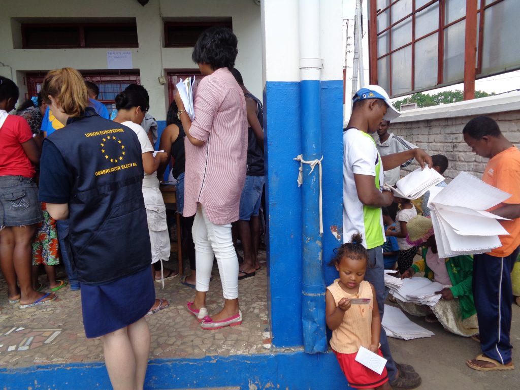 Европейска наблюдателка край избиратели, които не могат да се намерят в избирателните списъци в секция в начално училище в Антананариво, Мадагаскар. Снимка: Къдринка Къдринова
