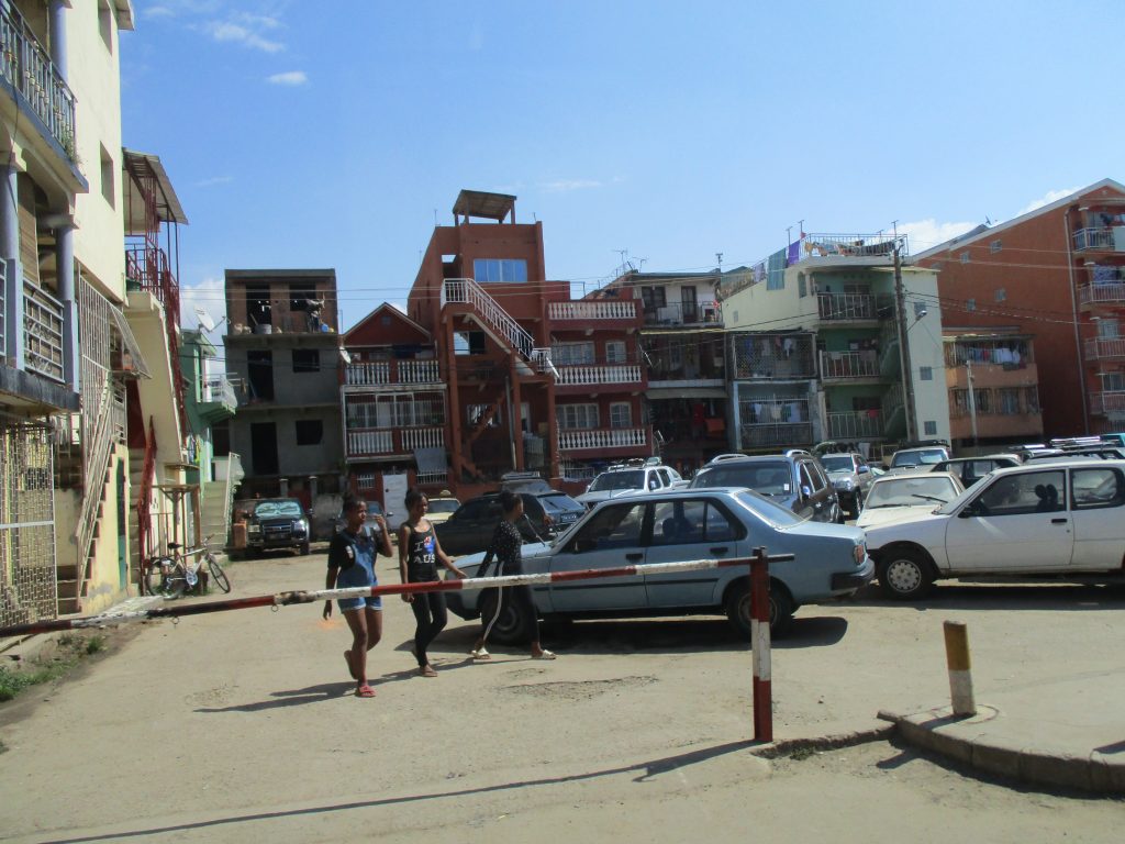 Съвсем приличен жилищен квартал в един от по-високите райони на Антананариво. Снимка: Къдринка Къдринова