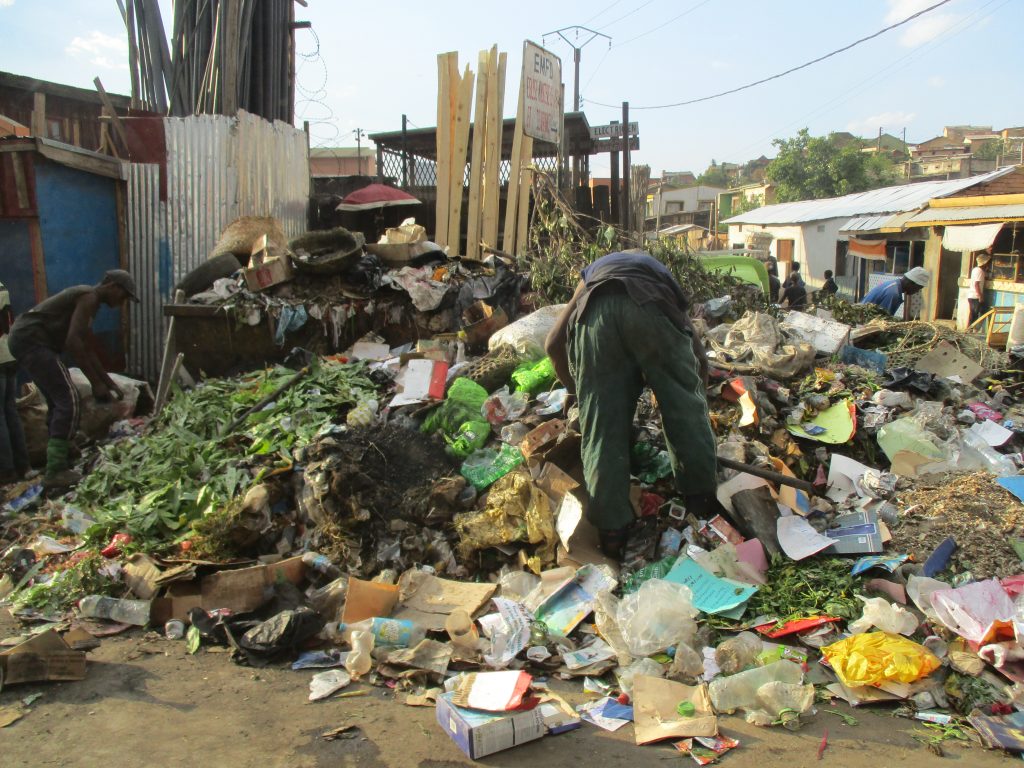 В купищата отпадъци из града ровят хора. Снимка: Къдринка Къдринова