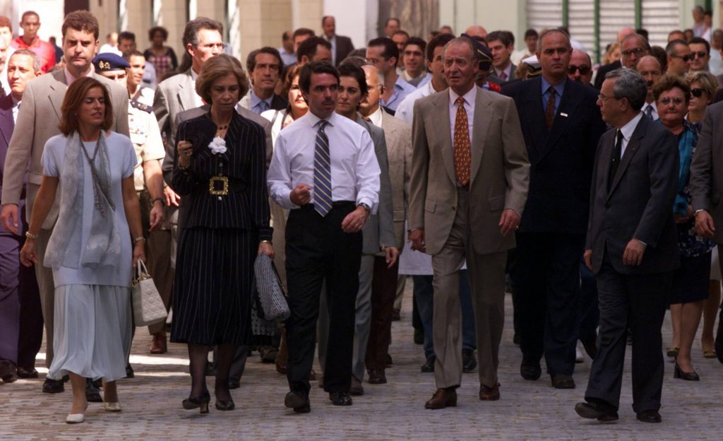 Момент от разходката на крал Хуан Карлос и на Хосе Мария Аснар из Старата Хавана през 1999 г. Аснар драстично нарушил кралския протокол, махайки си сакото. Снимка: El Pais