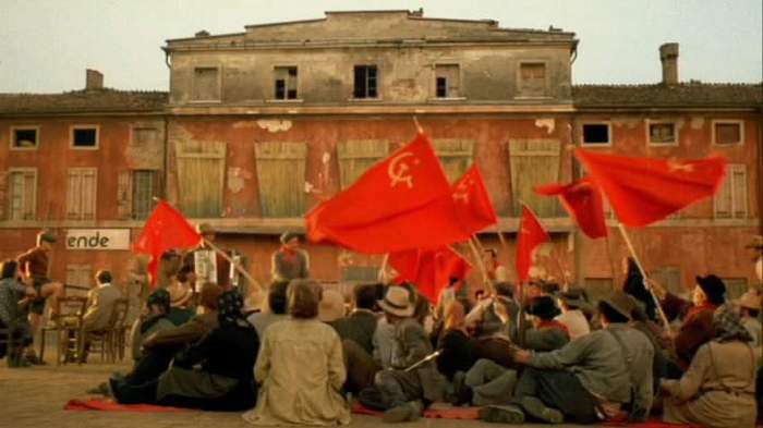 Масовката в "20-ти век" ("1900") изобилства от червени знамена. Снимка: cinema italiano