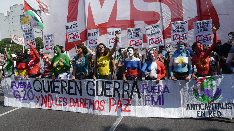 "Вън Г-20. Искат война и ниe няма да ги оставим на мира. Вън МВФ". Това пише на челния плакат на тези демонстранти, излезли на протестно шествие из центъра на Буенос Айрес в деня на откриването на форума. Снимка: Resumen Latinoamericano
