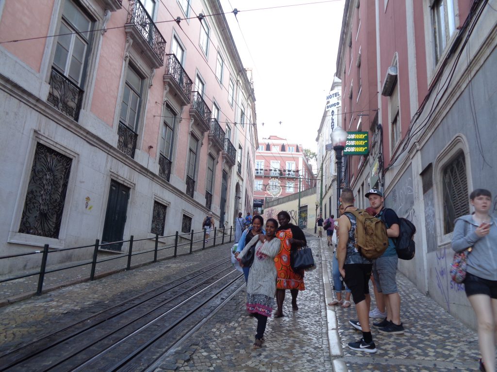 Докато туристи чакат релсовия подемник "Глория" на една от стръмните лисабонски улици, по нея слизат чистачки, приключили смяната си в един от хотелите по съседство. Снимка: Къдринка Къдринова
