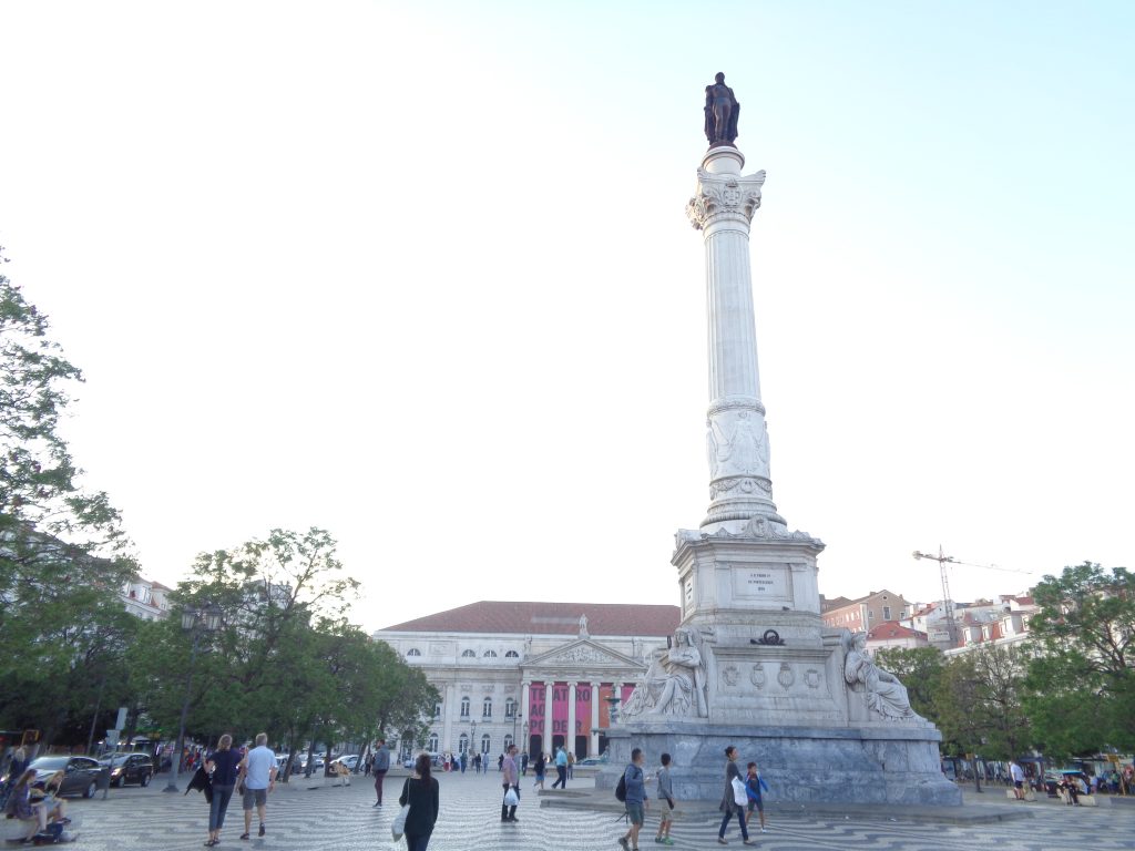 Площад "Росио" с паметника на крал Педро и с театъра в дъното. Снимка: Къдринка Къдринова