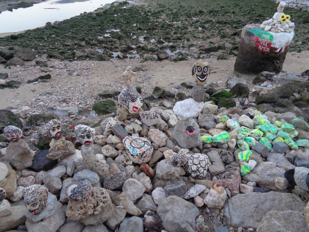 Самодейно изрисувани камъни с ликовете на народни любимци–от Амалия Родригес до папа Франциск–са накацали по брега на Тежу. Снимка: Къдринка Къдринова