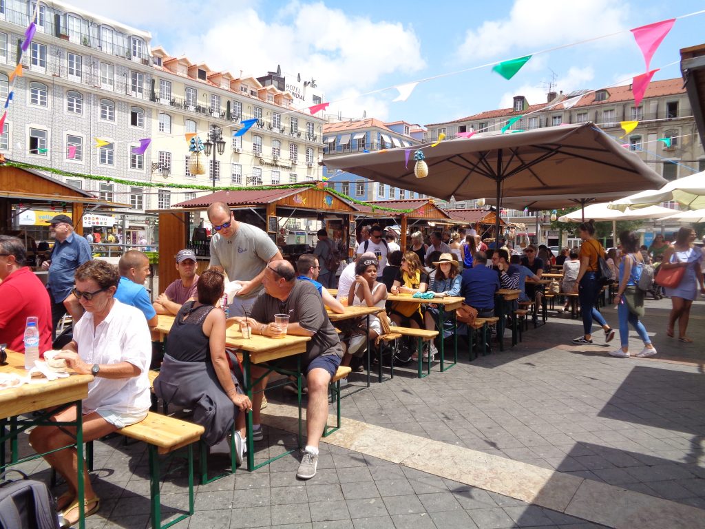 Пазарчето на площад "Фигейра" предлага евтино и приятно хапване и пийване. Снимка: Къдринка Къдринова