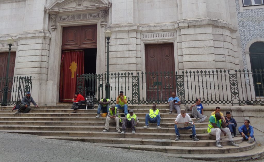 Ето такива "жълти жилетки" видях през лятото в Лисабон–строителни работници, отдъхващи в обедната почивка на стъпалата на катедрала. Снимка: Къдринка Къдринова