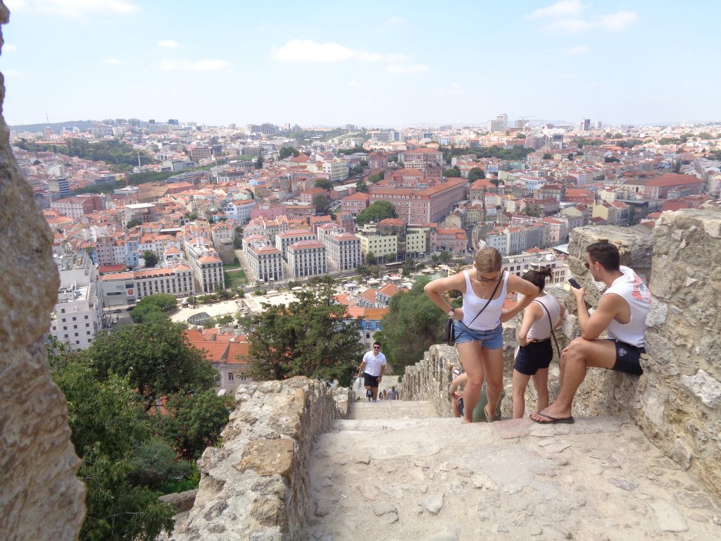 Туристи катерят стълбите към крепостта "Сао Жоржи", а зад тях се отваря панорама към Лисабон. Снимка: Къдринка Къдринова