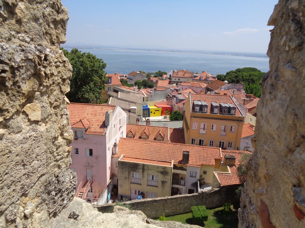 Ярки кътчета от Лисабон се отварят пред погледа, отправен от крепостта "Сао Жоржи". Снимка: Къдринка Къдринова
