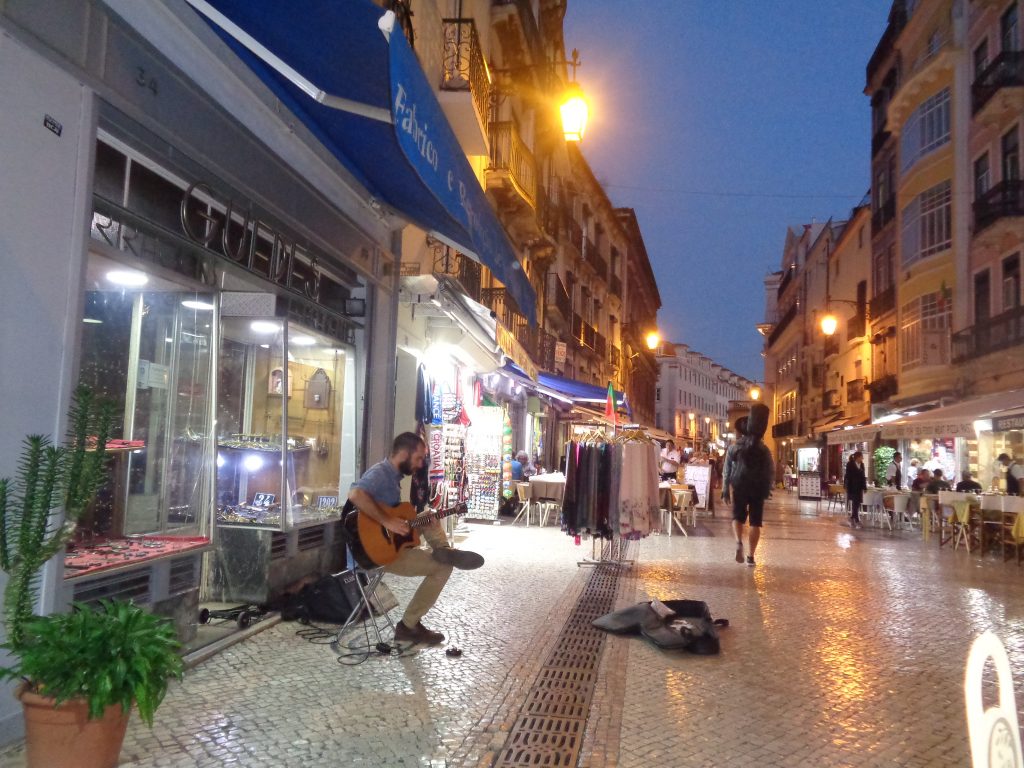 Уличен певец в "ниския квартал"–Байша. Снимка: Къдринка Къдринова