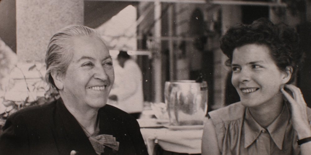 Габриела Мистрал (вляво) заедно с Дорис Дана. Снимка: Sin Etiquetas