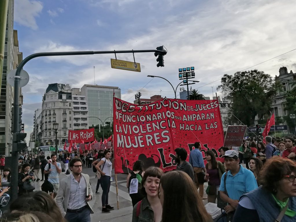 Троцкистката организация "Червените" (Las Rojas) се събира, за да се присъедини към протеста.