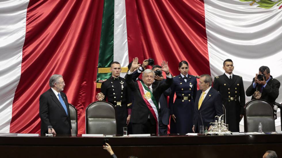 Андрес Мануел Лопес Обрадор приветства депутатите, след като вече е приел президентската лента. Снимка: El Pais