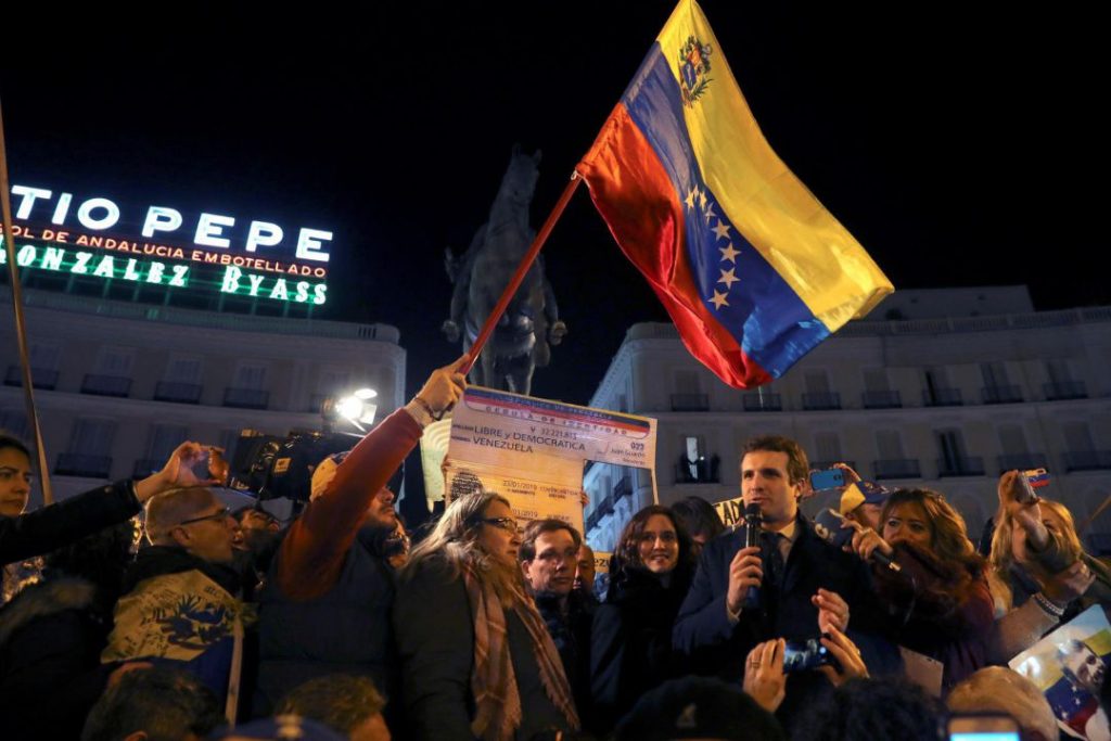 Лидерът на Народната партия Пабло Касадо държи насърчителна реч пред венесуелски емигранти на площад "Пуерта дел Сол" в Мадрид. Снимка: EFE