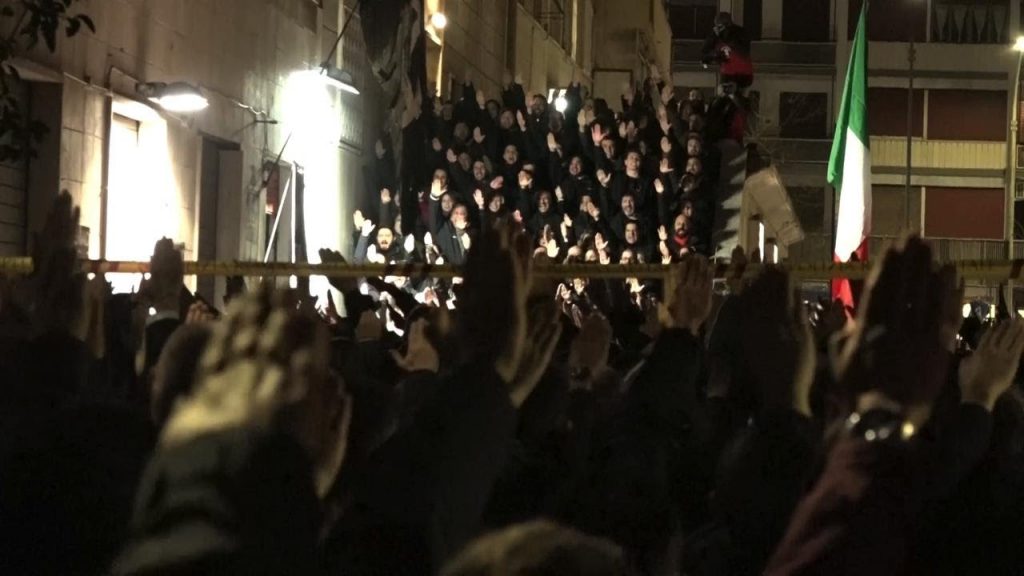 Масов фашистки поздрав на тазгодишното поклонение на улица "Ака Ларентия" в Рим. Снимка: YouTube