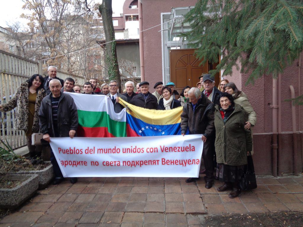 На 23 януари в много страни по света движенията за солидарност с Венесуела организираха прояви в подкрепа на законността в тази страна. В София активисти на Асоциацията за приятелство "България-Венесуела" се снимаха пред венесуелското посолство у нас. Снимка: Санони Гомес