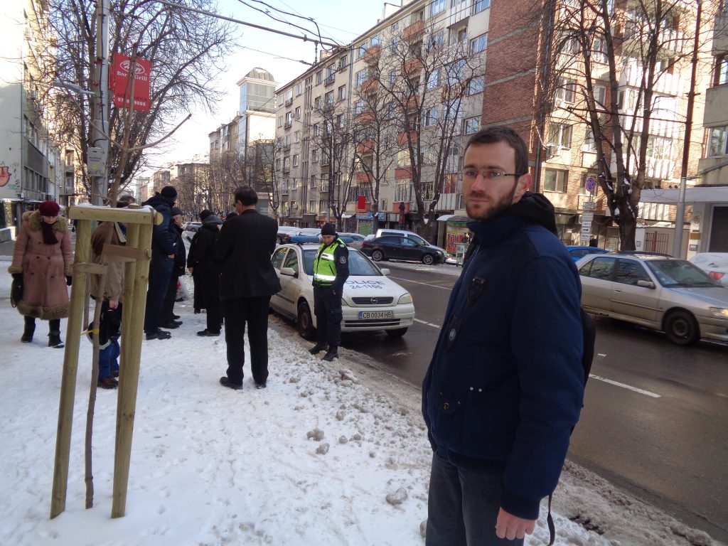 Полицаи съставиха предупредителен протокол на един от организаторите на проявата–Александър Николов (на преден план), тъй като в СОС не е било подадено навреме уведомление. Снимка: Къдринка Къдринова