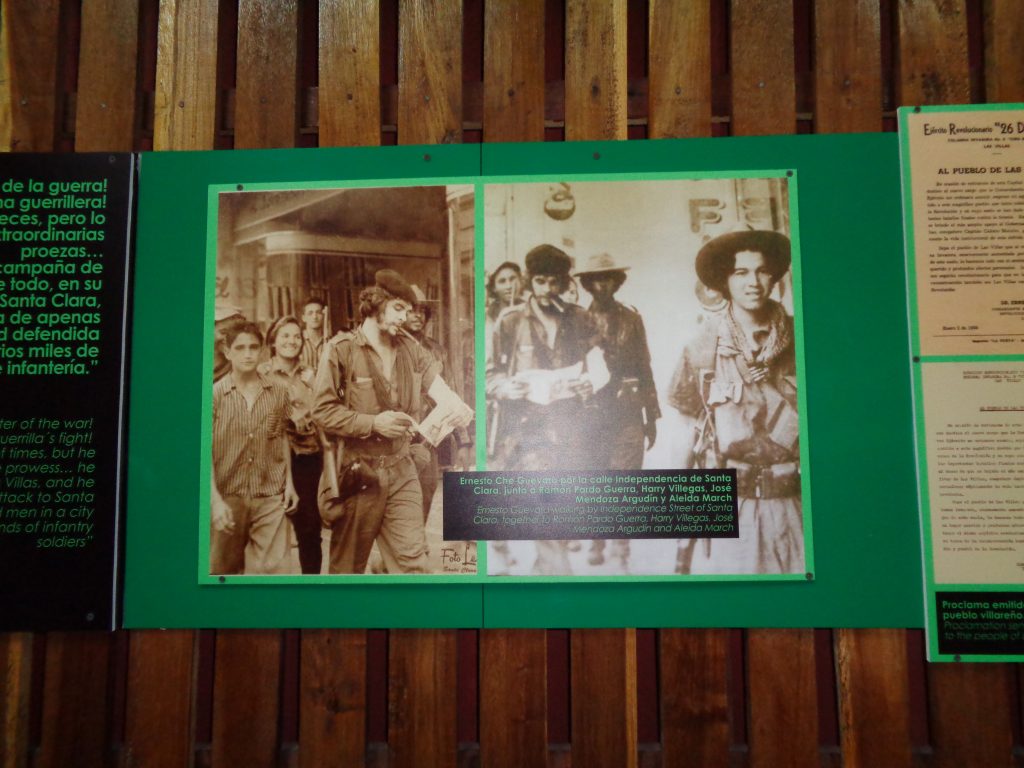 Част от снимковата експозиция в един от дерайлиралите вагони на бронирания влак. На кадъра вляво зад Че Гевара се вижда засмяната Алейда Марч. Снимка: Къдринка Къдринова