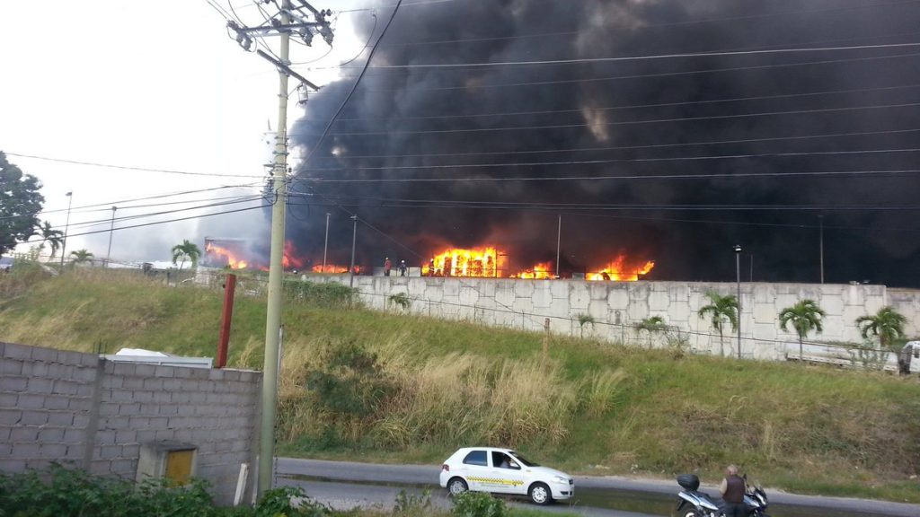 Момент от пожара в медицинските складове в Гуаренас. Снимка: Туитър
