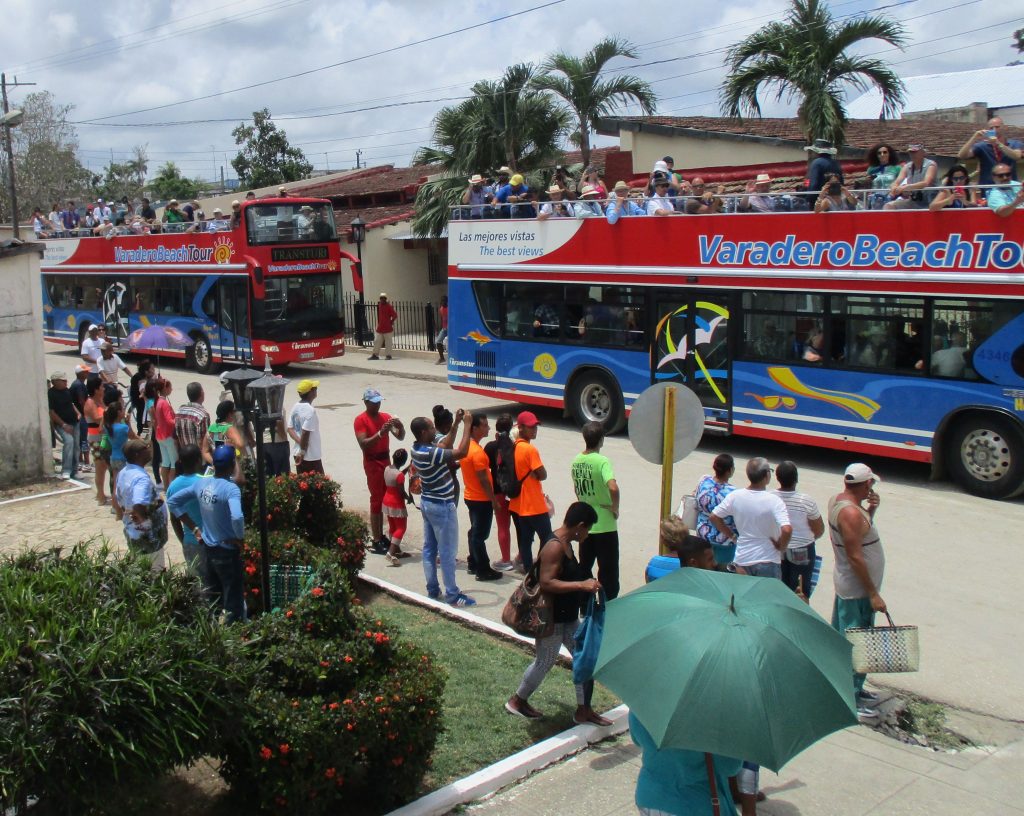 С такива открити автобуси поехме от Сагуа Ла Гранде към Санта Клара. Снимка: Къдринка Къдринова