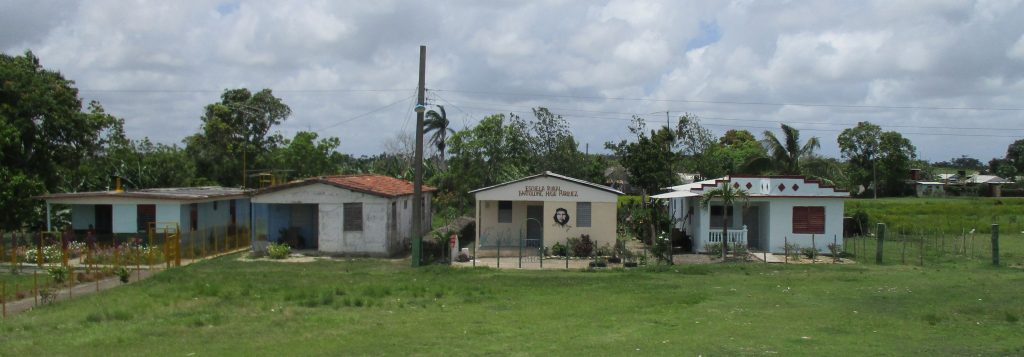 Къщата с лика на Че Гевара на фасадата е селско училище. Снимка: Къдринка Къдринова