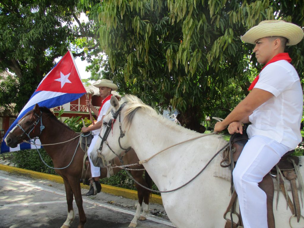 В La Granjita ни посрещнаха конници, облечени като мамбиси и развяващи кубинското знаме. Снимка: Къдринка Къдринова