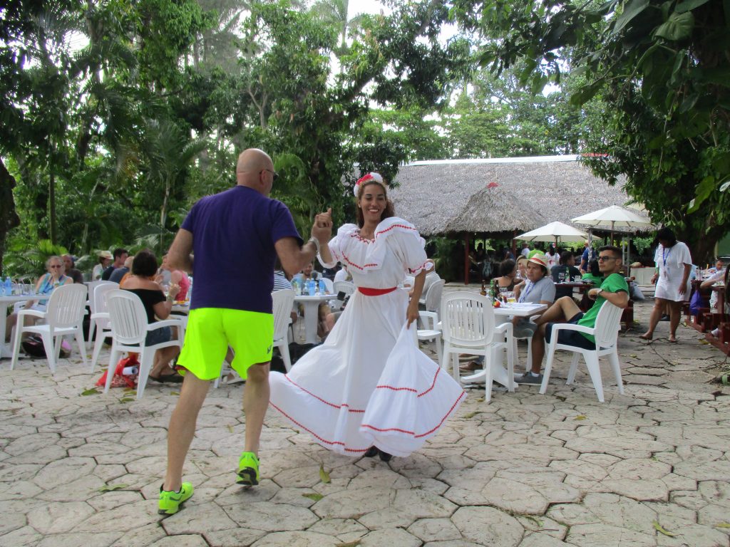 В танците в La Granjita бяха включени и чуждестранните гости. Снимка: Къдринка Къдринова