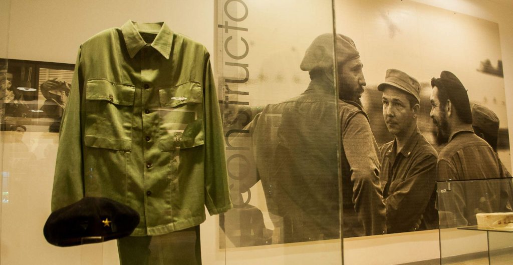 В музейната експозиция в мемориала на Че Гевара в Санта Клара може да се види униформата му и легендарната му барета