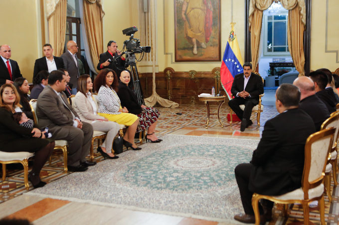 Президентът Николас Мадуро обсъди американския удар по PDVSA с венесуелски дипломати, завърнали се от САЩ след скъсване на двустранните дипломатически отношения.Снимка: Prensa Presidencial