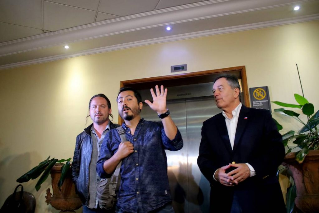 Експулсираните от Венесуела чилийски журналисти Родриго Перес и Гонсало Бараона бяха посрещнати на летището в Сантяго от чилийския външен министър Роберто Ампуеро. Снимка: Agencia Uno