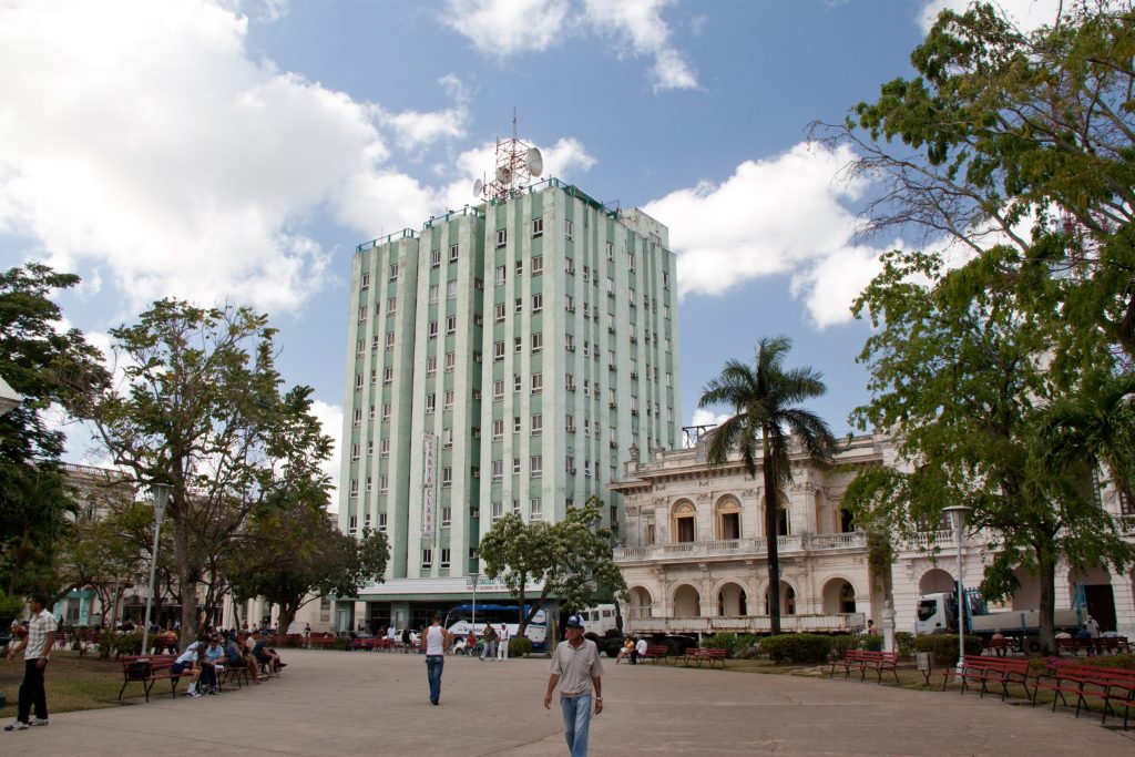 Хотел "Санта Клара Либре" рязко се отличава с бетонния си силует от доминиращия архитектурен стил на площада.