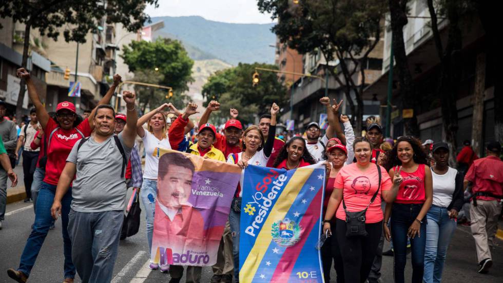 Привърженици на президента Николас Мадуро приветстват полагането на клетва за втори негов мандат из улиците на Каракас. Снимка: EFE