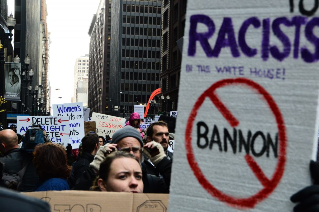 Оше по време на предизборната кампания в САЩ, а и след това на протестите срещу Тръмп се издигат и плакати срещу Банън и расистките му възгледи. Снимка: Уикипедия