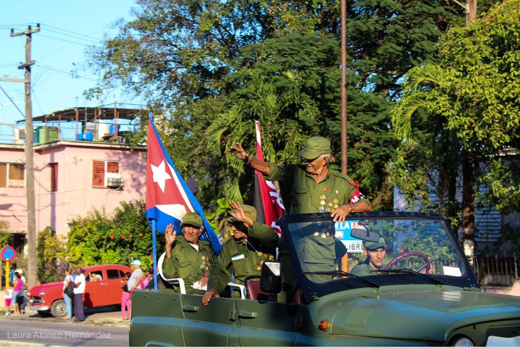 Ветерани от революцията махат на хората, приветстващи новата Колона на свободата. Снимка: Cubahora 
