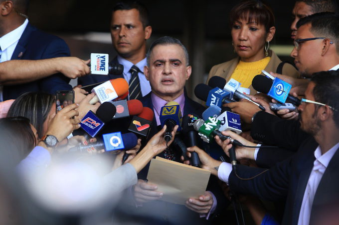 Главният прокурор Таррек Уилям Сааб дава изавления пред медиите при внасянето във Върховния съд на искането си за превантивни мерки спрямо Хуан Гуайдо. Снимка: AVN