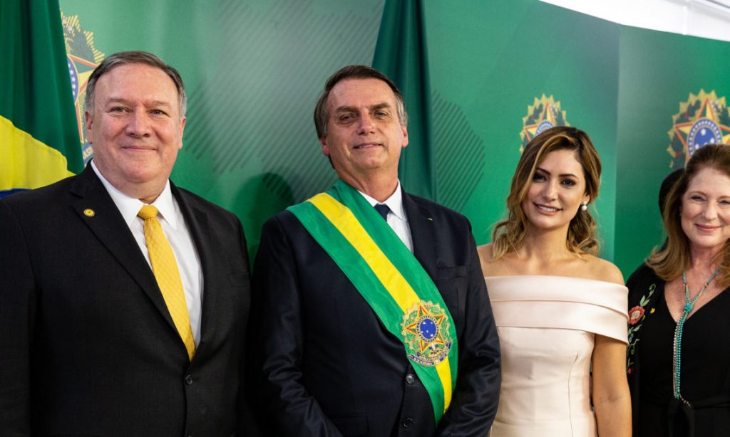 Майк Помпео и Жаир Болсонаро с жените си след инаугурацията на бразилския президент. Снимка: br.usembassy.gov