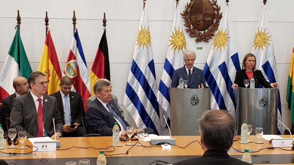 При откриването на конференцията в Монтевидео на трибуните застанаха президентът на Уругвай Табаре Васкес и представителката на ЕС Федерика Могерини. Снимка: Туитър