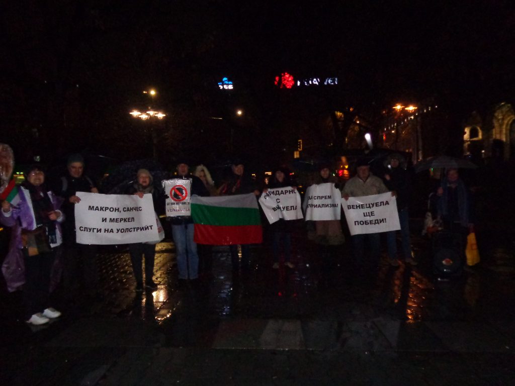 В дъждовната вечер на 31 януари на площад "Света Неделя" в София имаше протест срещу намесата във вътрешните работи на Венесуела. Снимка: Къдринка Къдринова