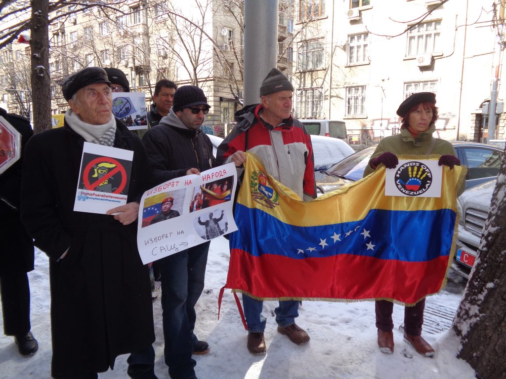 Сред участниците в проявата за солидарност бе разгърнато и венесуелското знаме. Снимка: Къдринка Къдринова