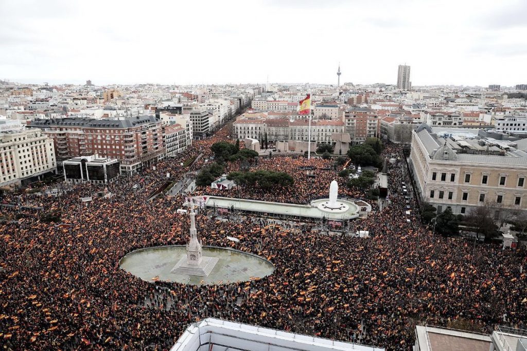 Обща панорама към площад "Колон" по време на митинга на десницата. Снимка: El Pais