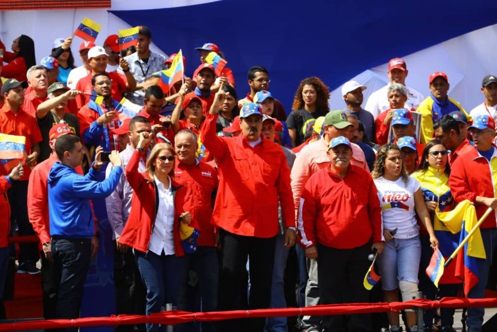 Николас Мадуро и други членове на венесуелското ръководство на сцената по време на митинга на 2 февруари в Каракас. Снимка: Prensa Presidencial