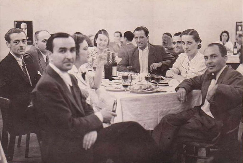 Вечеря на Матвей Вълев с приятели през 1942-ра година. В ляво от него е Елисавета Багряна, а в ляво и отпред, Петър Увалиев