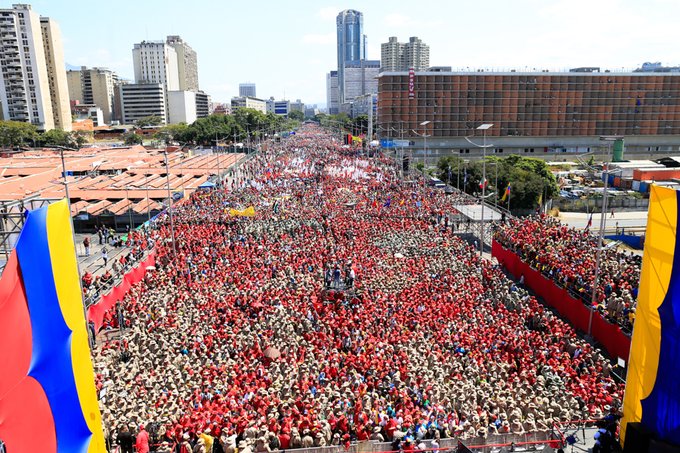 Изглед към изпълнения с чависти булевард "Боливар" в Каракас по време на митинга на 2 февруари. Снимка: albaciudad