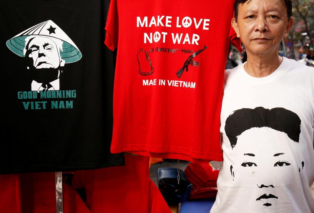"Правете любов, а не война" е хитовият надпис на харчените сега в Ханой като топъл хляб тениски, посветени на срещата между Тлъмп и Ким. Ликовете на двамата лидери също са навсякъде. Снимка: newsbook 