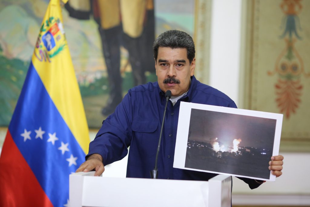 Николас Мадуро показва пред медиите снимки на взривове на трафопостове по време на изявленията си а..на 11 варт. Снимка: albaciudad